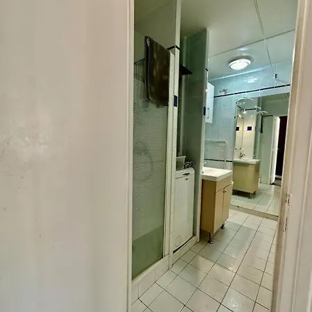 Apartment 10 Canal, Studio Au Calme, Piscine Solarium Paris