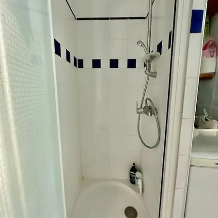 Apartment 10 Canal, Studio Au Calme, Piscine Solarium Paris